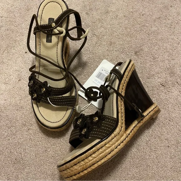 Authentic LV sandals Size 36.5 - Picture 7 of 9
